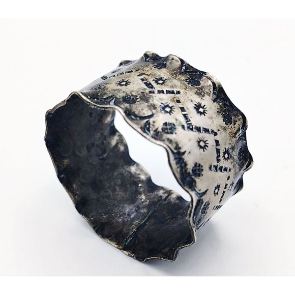 Napkin Ring Large Hand Tooled Metal Vintage Estate Artisan Scalloped Edge - Picture 2 of 10